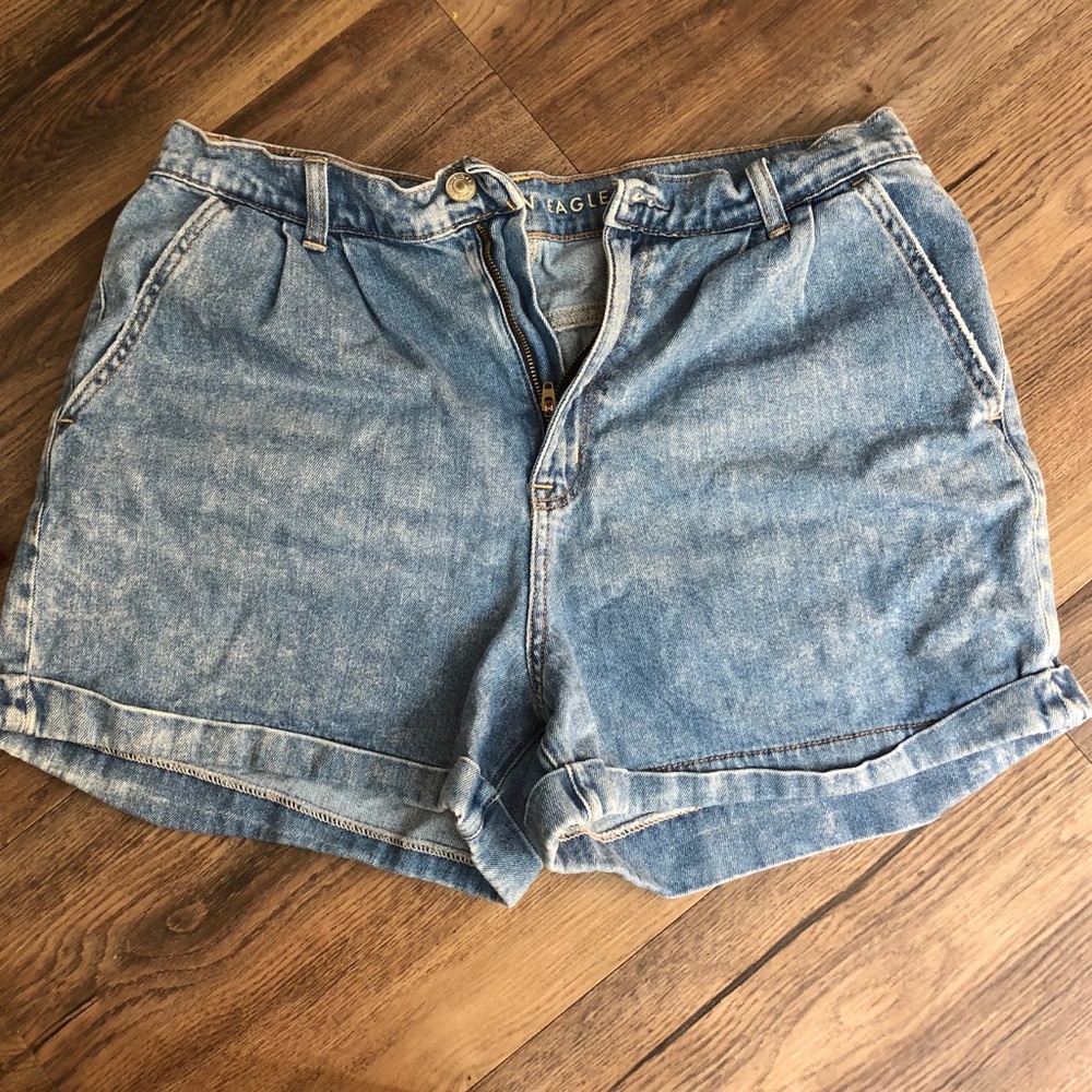 American Eagle ‘Mom Short’